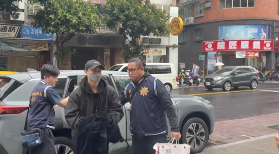 王子涉嫌閃兵遭上銬拘提。(圖/永和分局提供)